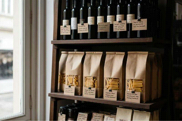 Cím: Dark-glass extra virgin olive oil bottles and durum pasta on a Budapest deli shelf – Buono.hu – leírás: Dark-glass extra virgin olive oil bottles and durum pasta on a Budapest deli shelf – Buono.hu